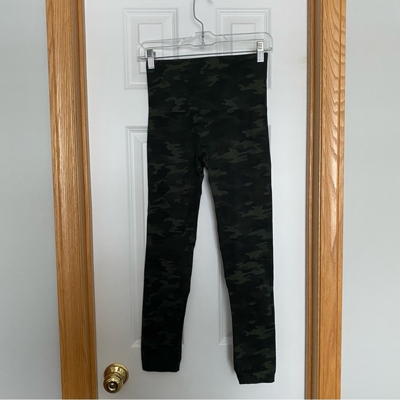 Spanx Look At Me Now Seamless Legging in Green Camo Size Medium - Picture 8 of 8